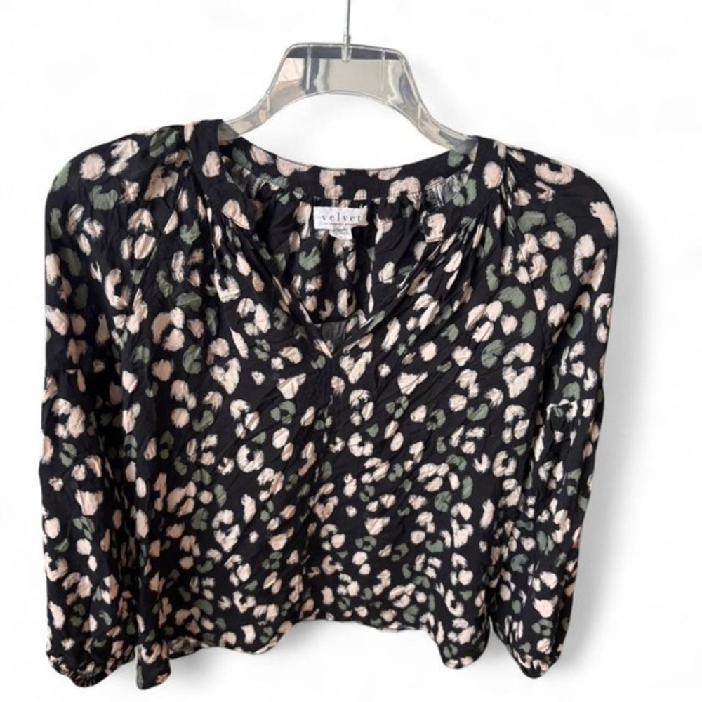 Velvet- Lilian - Black & green leopard print V-neck blouse‎ with ruffle details